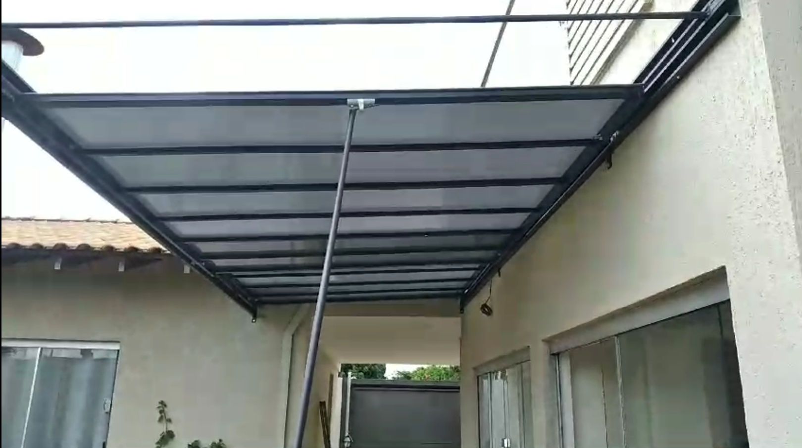 Policarbonato retrátil