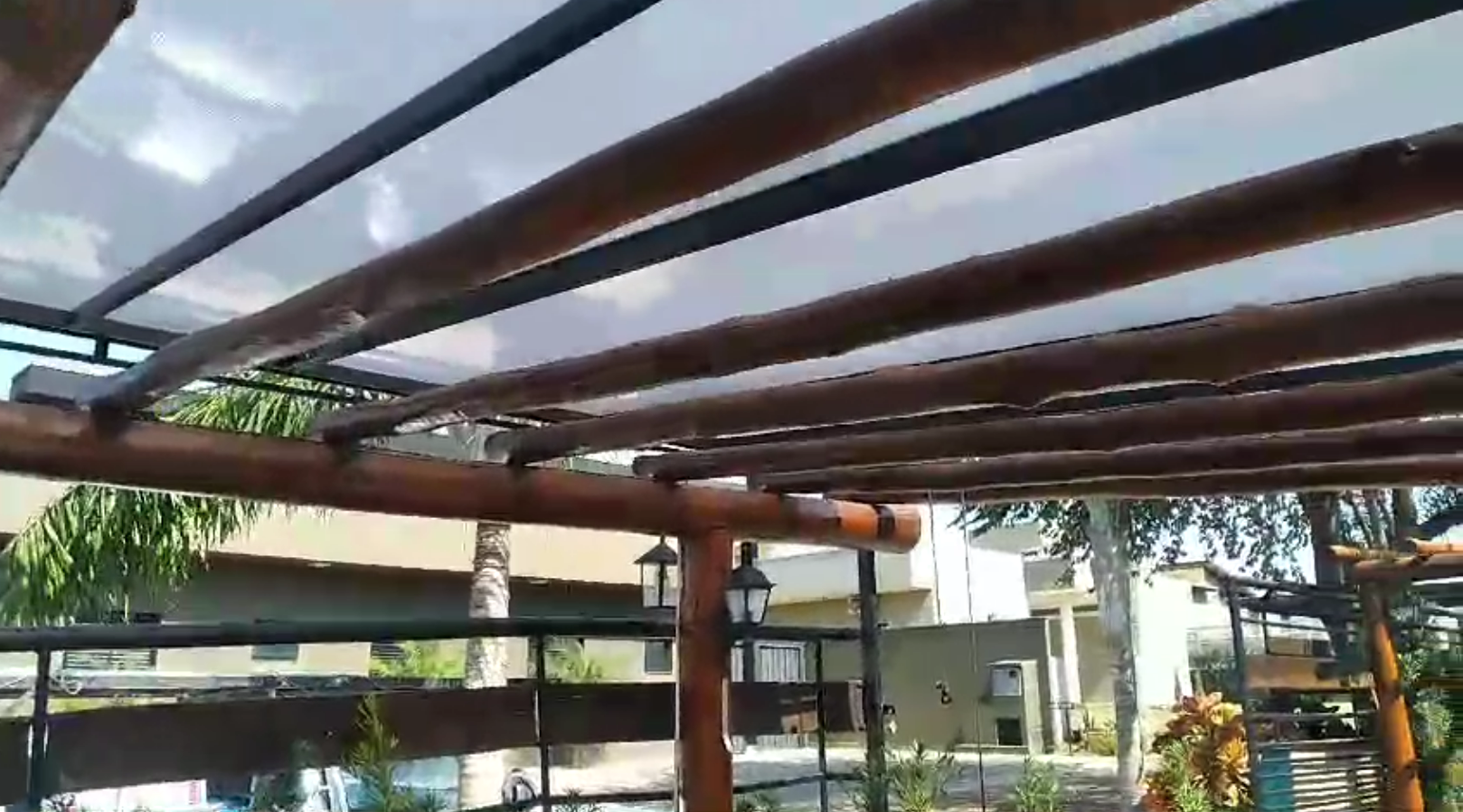 Policarbonato retrátil